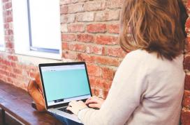 Pensionar italian, păcălit de o româncă de 27 ani pe care a cunoscut-o pe Internet. Bărbatul i-a trimis mii de euro în cont