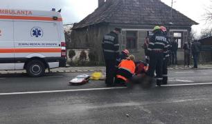 Tânăr spulberat de o mașină, în timp ce traversa strada la Cuzdrioara, a fost transportat în stare critică la spital