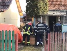 Tragedie la Vatra Dornei! Lăsat singur în casă, un băiețel de 3 ani a pus jar din sobă în pătuțul surioarei. Mama plecase să ia lapte (Video)