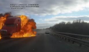 Camionul a fost cumprins imediat de flăcări