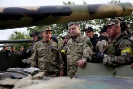 Preşedintele Ucrainei în compania ofiţerilor armatei