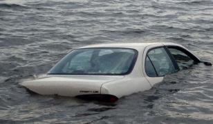 O femeie şi copilul ei au sărit cu maşina într-un lac în apropiere de Berceni