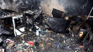 Fetiţă de 7 luni piere arsă la Moineşti, după ce frăţiorul ei de 4 ani îi dă foc la căruţ