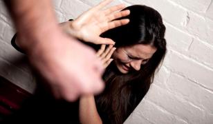 Un bărbat însurat şi-a bătut amanta şi a sechestrat-o într-o maşină la Vulcana Băi