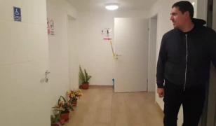 Toaleta cu flori de pe autostrada Aiud-Turda, îngrijită de o pensionară