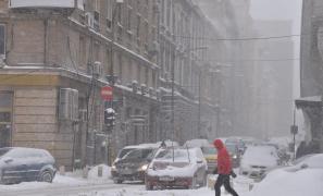 Ninsoare pe o stradă din București