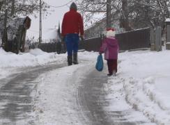 Daria, fetița din Fălticeni care a murit de foame, era hrănită cu lapte și ceai. Tatăl mai avea în grijă 3 copiii, mama a plecat în străinătate