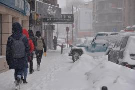 Stradă cu zăpadă și vreme rece în București