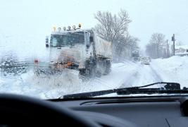 Infotrafic: Restricţii pe mai multe drumuri naţionale, trafic feroviar oprit între Târgu Jiu şi Petroşani