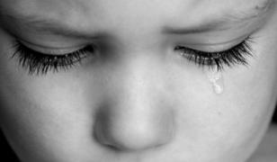 Fetiţă dată afară de la serbare pentru că nu avea costum popular