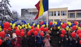 Sute de copii din Piteşti au cântat melodia 'Treceţi batalioane române Carpaţii'