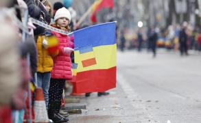 Copil asistă la parada militară de 1 decembrie