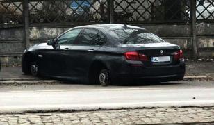 Un tânăr din Galaţi şi-a găsit maşina fără roţi, după ce a parcat neregulamentar