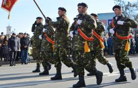 Soldaţi care defilează la parada militară de 1 decembrie