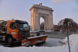 Zăpadă la Arcul de Triumf din Bucureşti