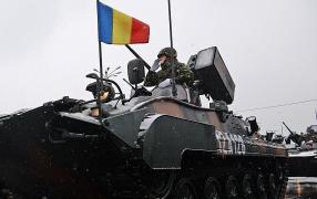 Militar pe blindat de infanterie salută la paradă