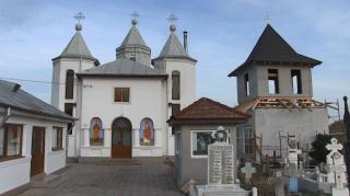 Un bărbat a murit după ce a căzut de pe acoperişul unei biserici. Repara clopotniţa