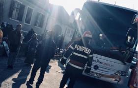 Autocar în flăcări, pe DN1, la Bradu, în judeţul Braşov