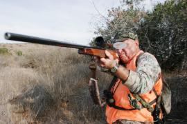 Vânător rănit grav după ce i-a explodat puşca în faţă, încercând să împuşte un mistreţ, în Argeş