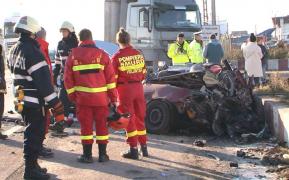 Impact mortal la Recea! O șoferiță a intrat cu mașina într-un TIR, rămând încarcerată între fiare. Medicii n-au putut să o salveze (Video)