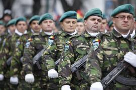Soldați la parada militară de Ziua Națională
