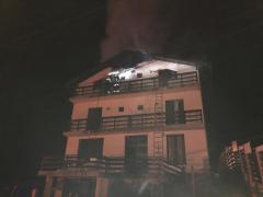 Incendiu la o pensiune din Predeal! Pompierii s-au luptat trei ore să stingă focul. Din cauza frigului, apa îngheța pe furtun