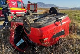 Maşină răsturnată în şanţ la Livezile, trei tinere la spital