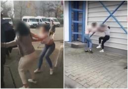 Fata de 15 ani snopită în autogara Năsăud, protagonista altor imagini violente. Adolescenta se bate în curtea unei școli (Video)