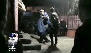 Om al străzii din Comăneşti, bătut cu o coadă de topor şi batjocorit de mai mulţi tineri