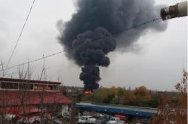 Incendiu devastator în Târgovişte, la un depozit de deşeuri electrocasnice