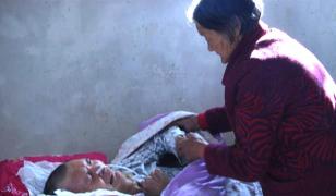 Femeia a avut grijă de fiul ei în fiecare zi după accidentul care l-a lăsat imobilizat