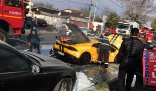 Un Lamborghini a luat foc în mers pe o stradă din Bucureşti