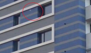 Bărbat filmat în timp ce arunca bolovani de la etajul 8 al unui bloc din Constanţa
