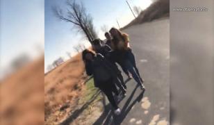 Elevii de liceu au fost daţi jos din autobuz şi puşi să meargă 3 kilometri pe jos