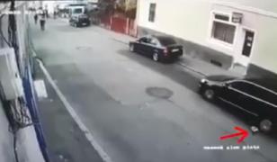 Video cu momentul în care un tânăr din Bistrița pierde 15.000 de lei pe stradă. "Ce ai face dacă ai găsi banii?"