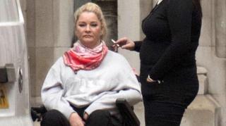 Femeia la tribunalul unde s-a judecat procesul