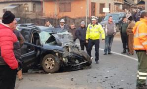 Accident mortal la Curtea de Argeş. Sunt cinci victime, după ce un Duster plin cu muncitori a intrat într-un TIR (Video)