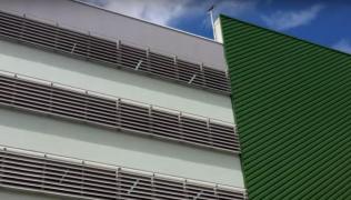 O fetiță de 13 ani din Ploiești a vrut să se arunce de pe o parcare supraetajată