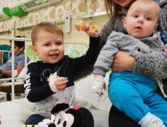 Mama care și-a abandonat cei doi băieței în fața spitalului din Alexandria e căutată de polițiști