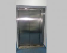 Un angajat Ford care a dus cadouri copiilor bolnavi de cancer, la spitalul din Craiova, acuză "bătaia de joc și nesimțirea" unei liftiere