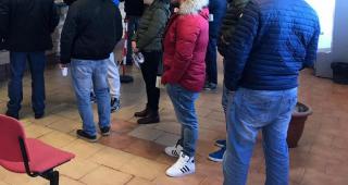 Românii au luat cu asalt oficiile de înmatriculare