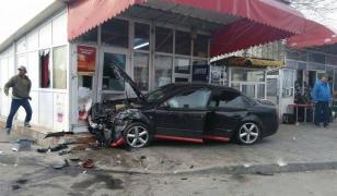 Un şofer a intrat cu maşina într-un magazin din Bragadiru şi l-a rănit pe vânzător