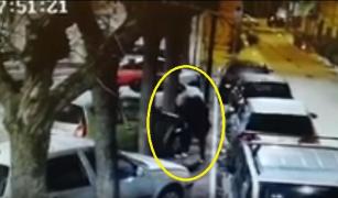 Italian se ia la ceartă cu un român, începe să distrugă mașinile cu numere românești din Civitanova (Video)