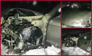 Porsche Panamera, făcut praf după o urmărire ca în filme in Argeș. Șoferul a trecut de 3 filtre și a lovit 3 mașini. S-au tras focuri de armă (Video)