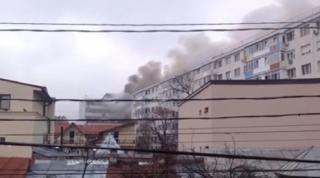 Incendiu de proporţii în Bucureşti, într-un bloc pe Bulevardul Ion Mihalache. O femeie a murit, intervin pompierii (Video)