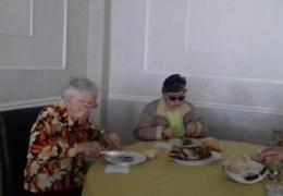 Medici, infirmere și asistenți, filmați când fură din mâncarea bătrânilor de la un cămin din Focșani