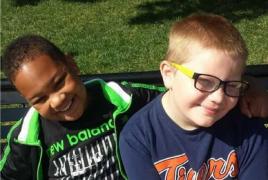 Gest impresionant al unui băiețel, pentru prietenul său