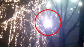 Iese fum și sar scântei din instalația de Crăciun, din București (Video)