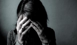 O tânără din Năvodari a fost bătută constant de soţul agresiv, chiar de faţă cu copilul