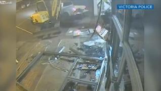 Jaf cu excavatorul la bancă! Hoții filmați când fac praf intrarea în bancă și fug cu banii din bancomate